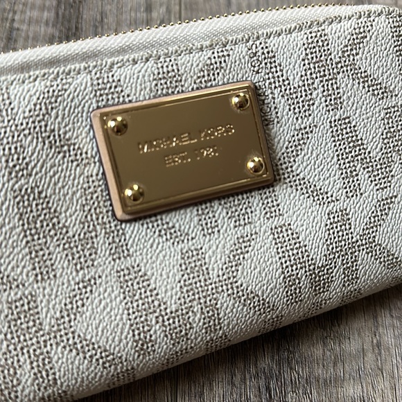 Michael Kors (NWT) Jet Set Large Coin Multifunction Phone Case Wallet/Wristlet - Picture 3 of 4